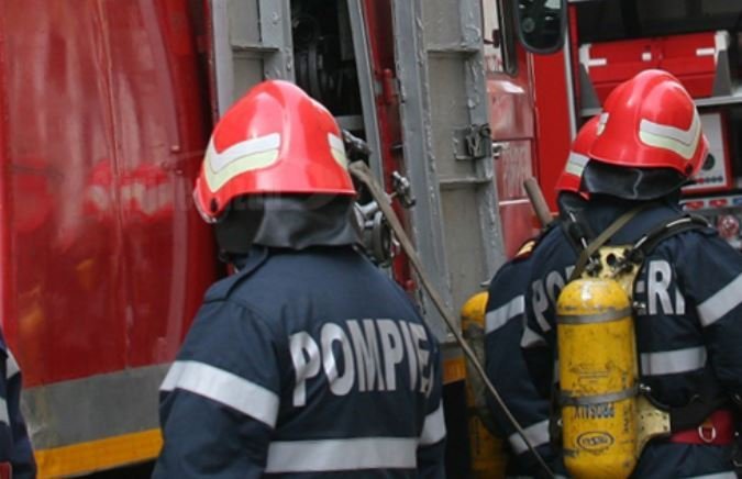 Incendiu Cluj: Casă cuprinsă de flăcări. Pompierii au intervenit cu două autospeciale și un echipaj SMURD