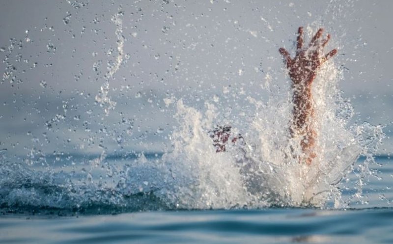 Prietenul la nevoie se cunoaște! Un băiat cu mâna în ghips a sărit în apă să-și salveze prietenul de la înec