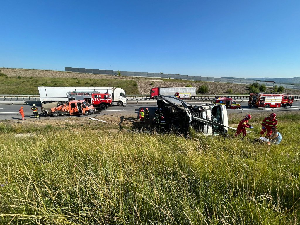 Accident între o mașină a drumarilor și un TIR, pe Autostrada Transilvania . Trafic restricționat