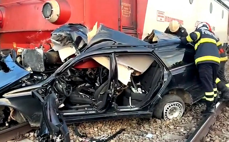 MOARTE violentă pentru un şofer / Maşină izbită de tren şi prinsă sub locomotivă