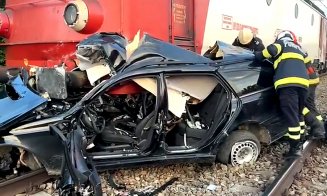 MOARTE violentă pentru un şofer / Maşină izbită de tren şi prinsă sub locomotivă