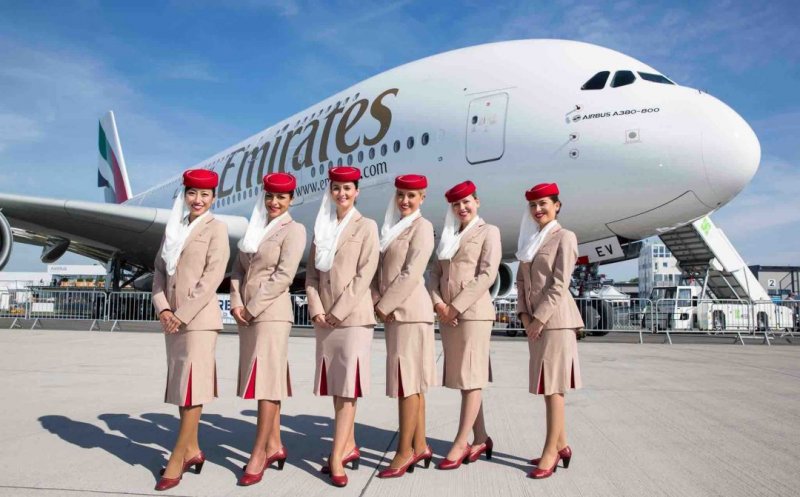 O uriașă companie aeriană caută 5.000 de însoțitori de bord în întreaga lume. Salariul pornește de la 2.500 de euro