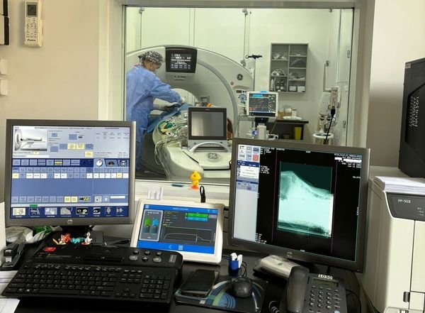 Premieră medicală la SCJU Cluj: Procedură inovativă aplicată unui bolnav cu cancer pentru distrugerea tumorilor. Pacientul a fost externat a doua zi