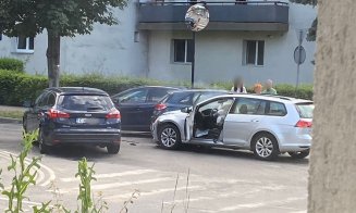 Coliziune puternică între două mașini, pe o stradă din Cluj-Napoca