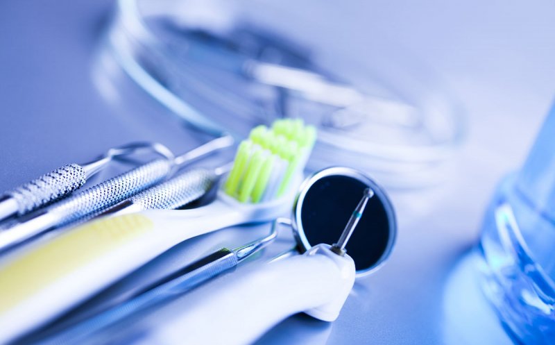 Îngrijorător: 2 din 3 copii din România au carii dentare, iar jumătate dintre părinți spun că nu își permit să-i ducă la stomatolog