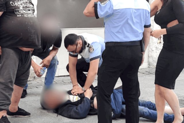 Manevre de resuscitare pe trotuar, în Piaţa Gării / Un polițist local din Cluj-Napoca a salvat viața unui bărbat aflat în stop cardio