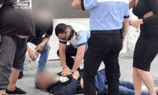 Manevre de resuscitare pe trotuar, în Piaţa Gării / Un polițist local din Cluj-Napoca a salvat viața unui bărbat aflat în stop cardio