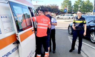 Manevre de resuscitare pe trotuar / Un polițist local din Cluj-Napoca a salvat viața unui bărbat aflat în stop cardio