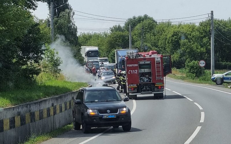 Cluj: O mașină a lovit un cap de pod și a luat FOC. Trei persoane, transportate la spital