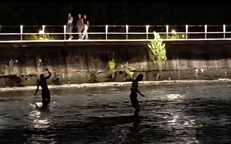 "Marea" de la Cluj / O baie în Someş, la lăsarea nopţii