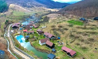 A ”reînviat” un sat părăsit din Transilvania, la graniţa judeţului Cluj: "Am folosit doar piatră, lemn și var stins"