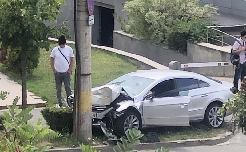 Un tânăr a intrat cu mașina într-un stâlp pe Dorobanților după ce a încercat să evite un accident