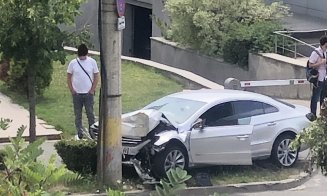 Un tânăr a intrat cu mașina într-un stâlp pe Dorobanților după ce a încercat să evite un accident