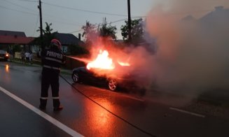 INCENDIU în județul Cluj: Mașină mistuită de flăcări pe șosea