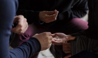 Salvaţi Copiii România: 4 din 10 adolescenți au un prieten/coleg care a consumat substanţe psihoactive sau droguri