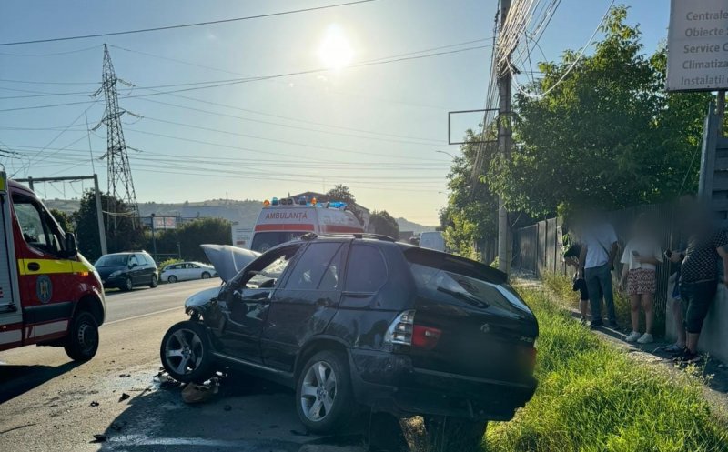 Un șofer beat criță s-a izbit de o pasarelă de beton pe o stradă din Cluj-Napoca