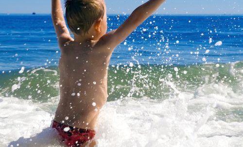 Motivul pentru care o femeie A MUŞCAT un copil de 6 ani pe o plajă din Năvodari