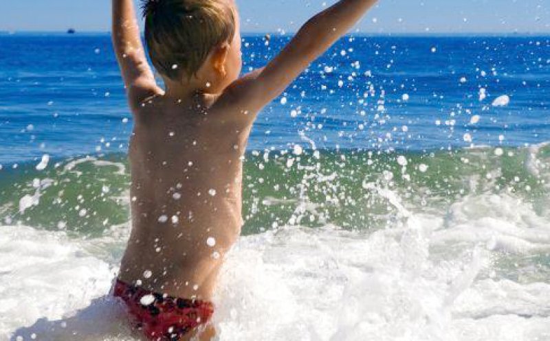 Motivul pentru care o femeie A MUŞCAT un copil de 6 ani pe o plajă din Năvodari