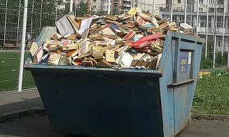 Povestea cărților aruncate la gunoi la un colegiu din Cluj. Ce spune conducerea şcolii