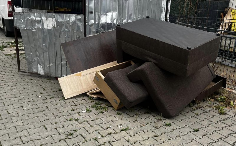 Canapele aruncate la tomberon în Floreşti / "Pe urmă se plâng pe Facebook că nu se ridică gunoiul" / "Am sesizat Poliţia Locală"