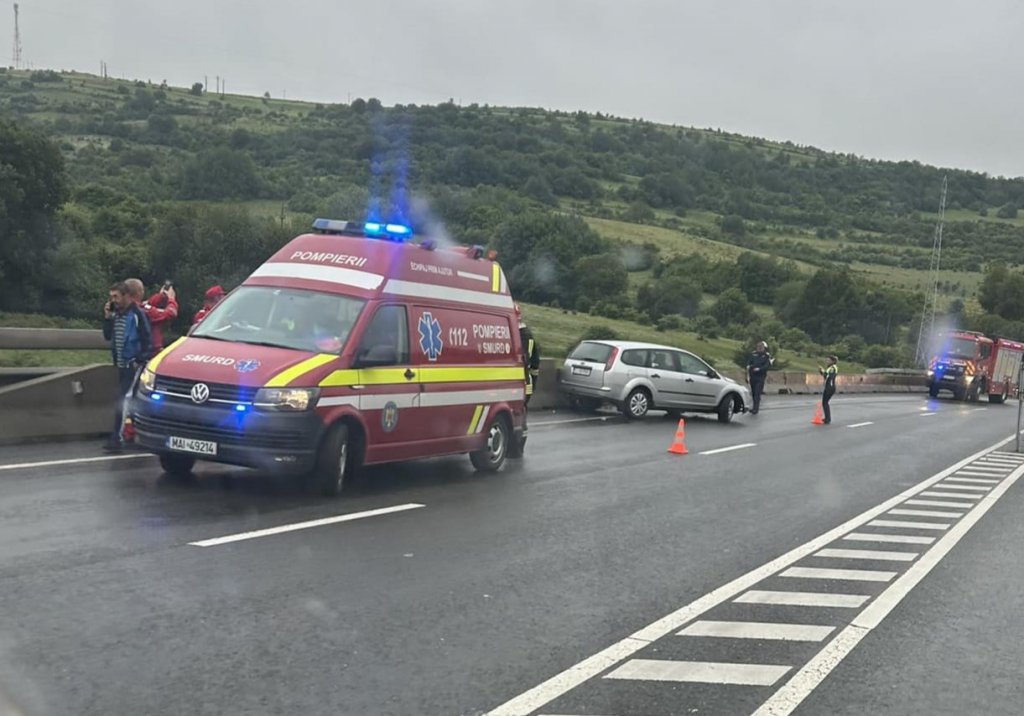 Cluj: A intrat cu mașina direct într-un parapet. SMURD-ul a intervenit