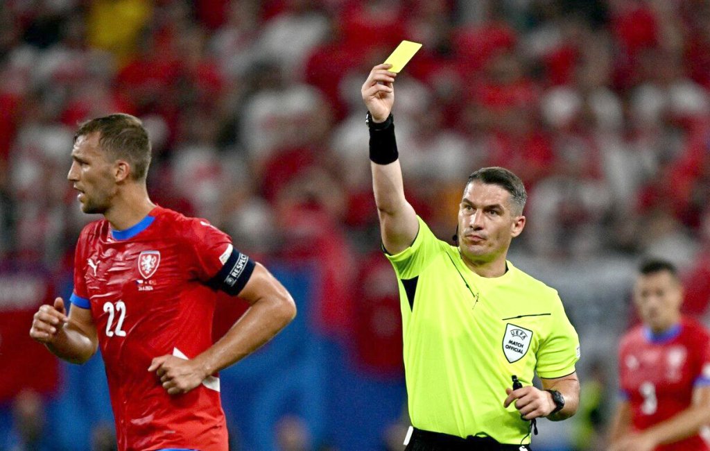 20 de cartonașe într-un singur meci la EURO 2024 / RECORD absolut stabilit de un arbitru român