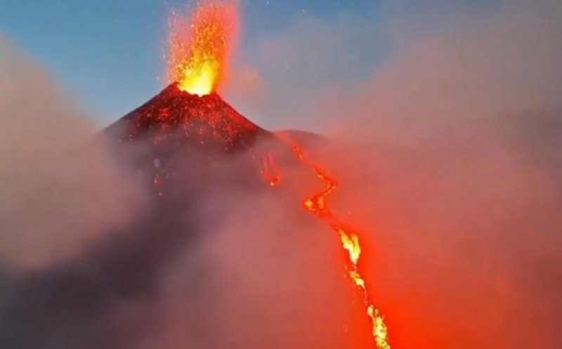 ALERTĂ în Italia! Erupe vulcanul Etna / Aeroportul din Catania a fost închis