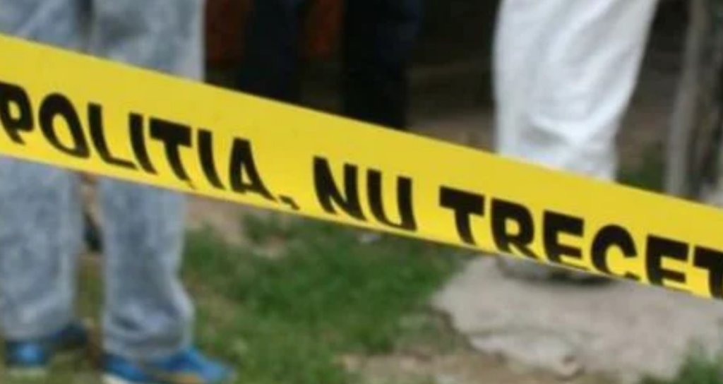 Descoperire macabră pe străzile României. Un bărbat cu capul strivit a fost găsit pe marginea unui drum