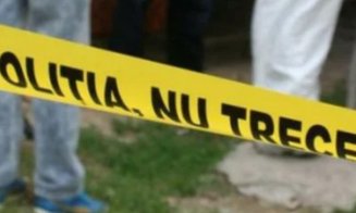Descoperire macabră pe străzile României. Un bărbat cu capul strivit a fost găsit pe marginea unui drum