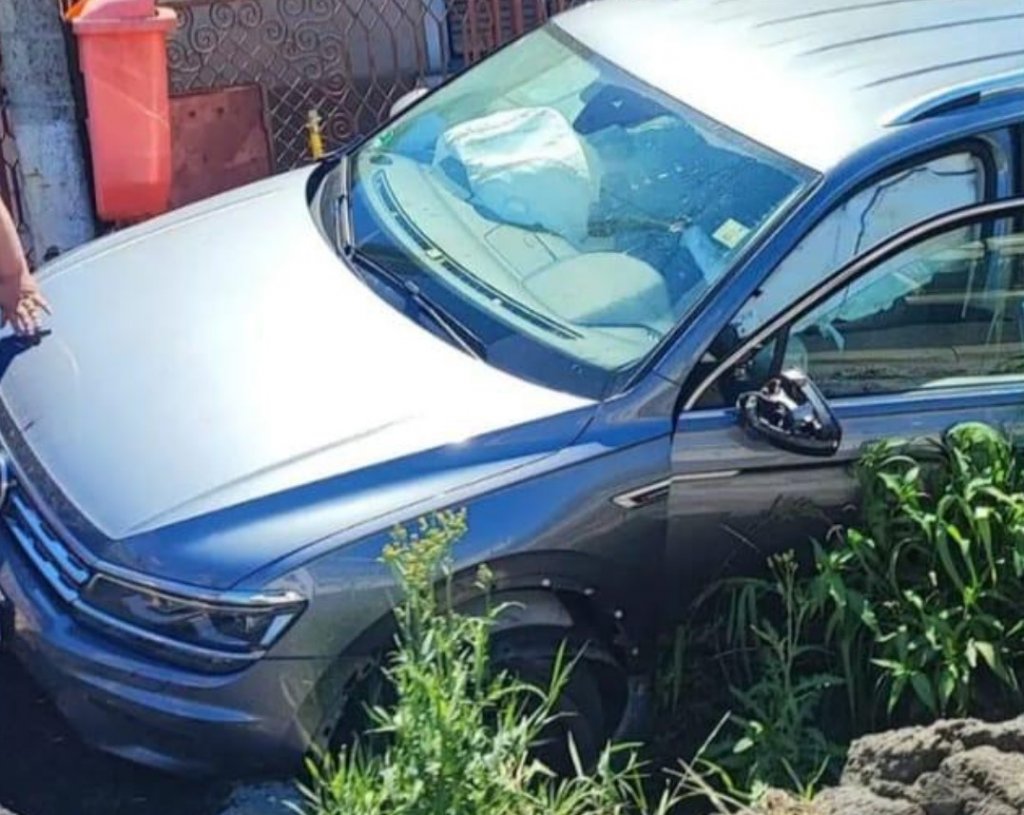 Accident la Gilău: Un șofer a ajuns cu mașina pe trotuar