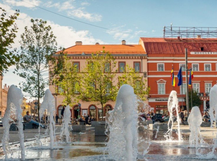 Clujenii, nemulțumiți de fântâna nefuncțională din Piața Unirii: „E deja luna iulie, e extraordinar de cald...”
