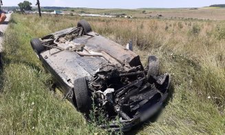 Accident în județul Cluj: Mașină răsturnată pe un câmp. Bărbat rănit, transportat la spital