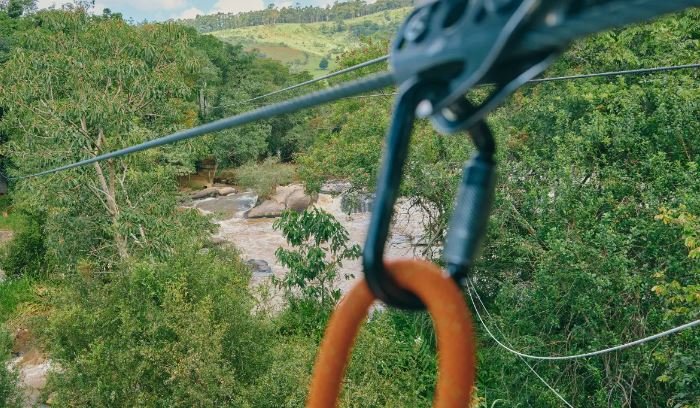 Incident GRAV! Copii răniţi după ce cablul unei tiroliene s-a rupt într-un parc de distracții/ Intervin trei ambulanțe și un elicopter SMURD