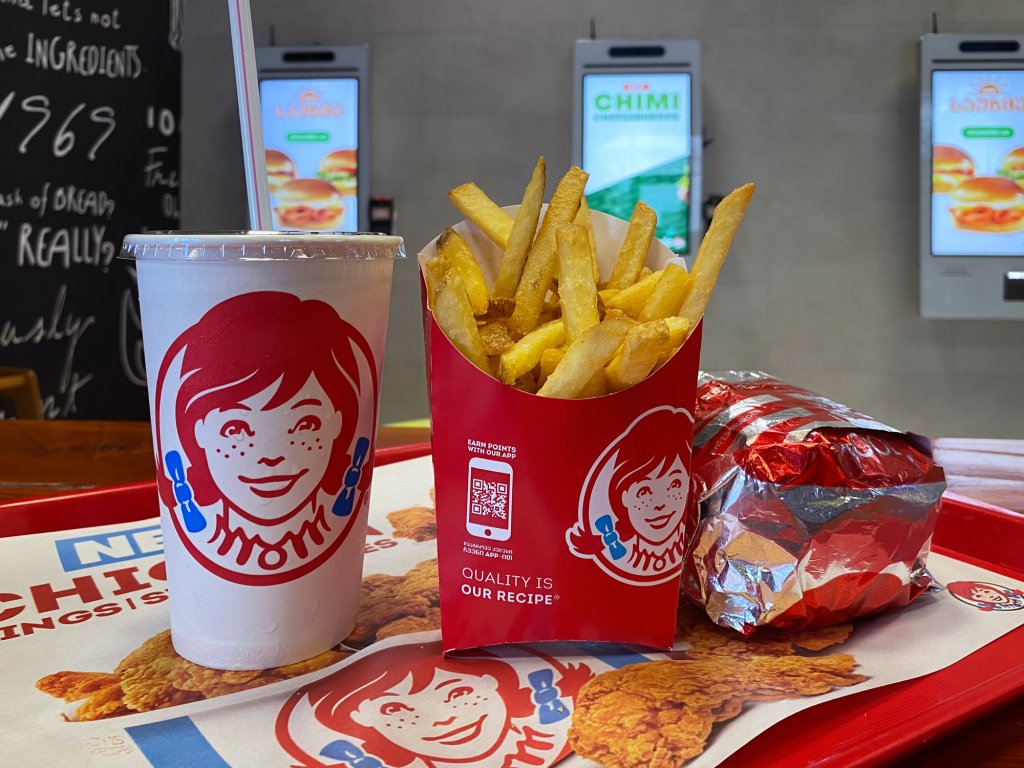 Concurentul McDonald’s și KFC vine în România și are în plan zeci de locații. Când ar urma să deschidă primele fast food-uri