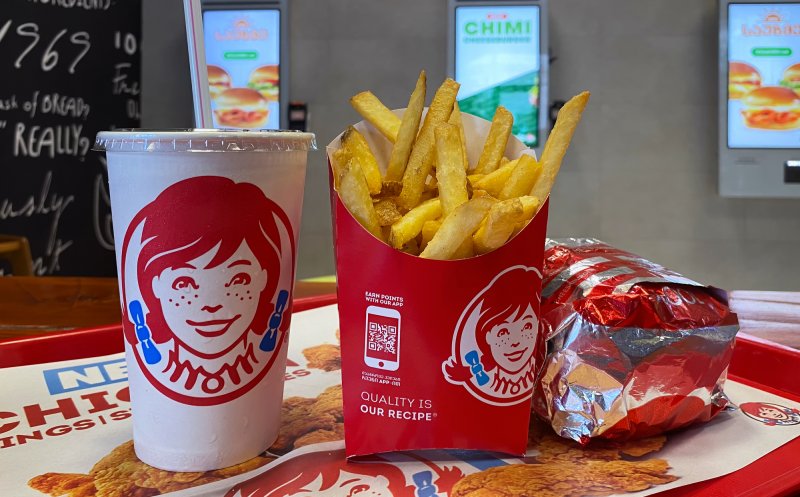 Concurentul McDonald’s și KFC vine în România și are în plan zeci de locații. Când ar urma să deschidă primele fast food-uri