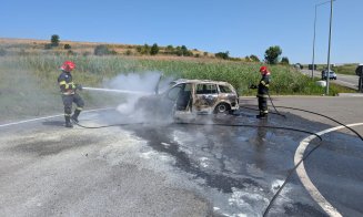 Mașină distrusă de flăcări, într-un sat din Cluj. Cauza probabilă a incendiului
