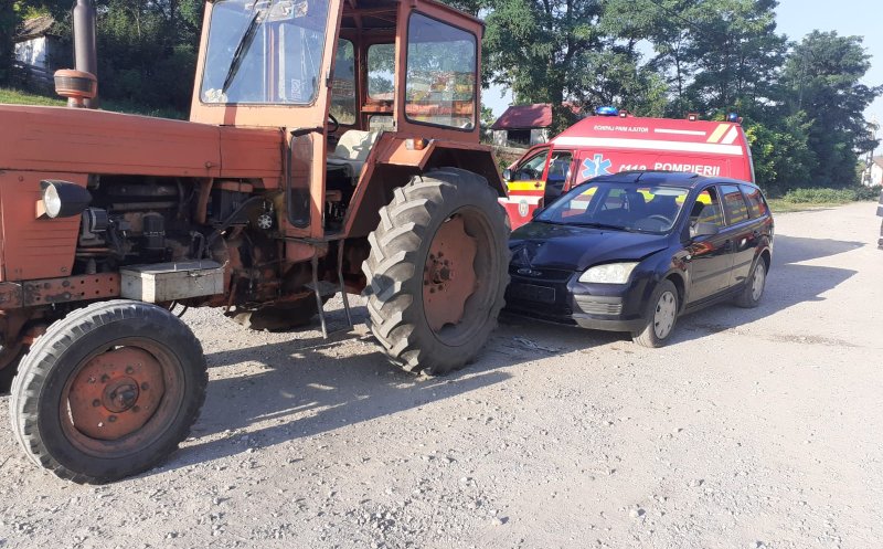 ACCIDENT într-o comună din Cluj: A intrat cu maşina într-un tractor parcat