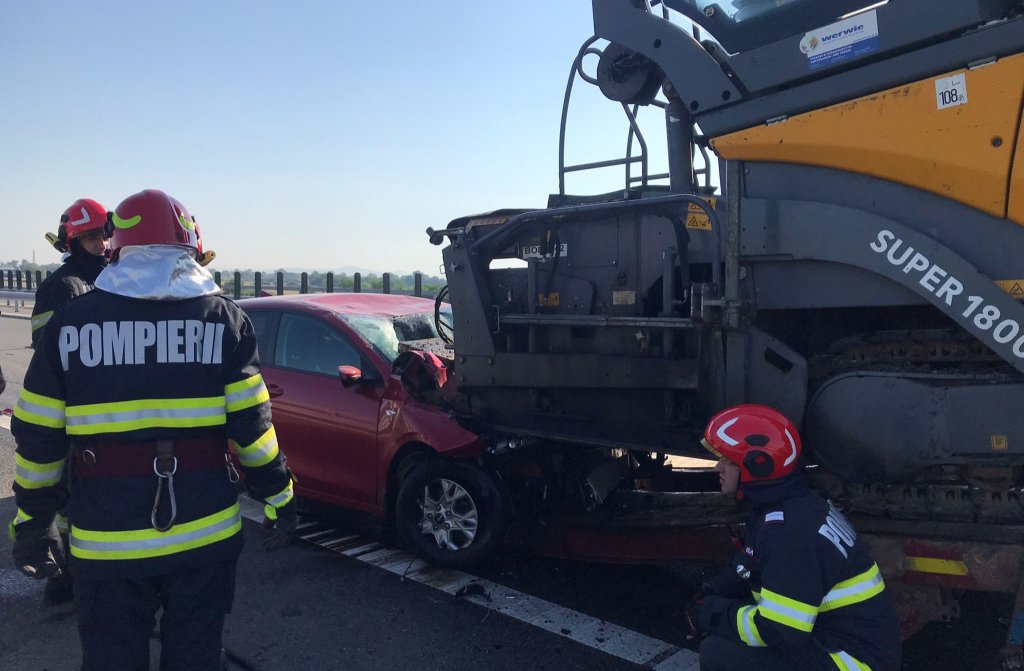 Accident pe A10 Sebeș - Turda. O mașină s-a înfipt într-un utilaj pentru turnat asfalt