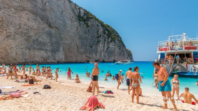 Alertă în Grecia! O nouă variantă de COVID se răspândește rapid printre turiști