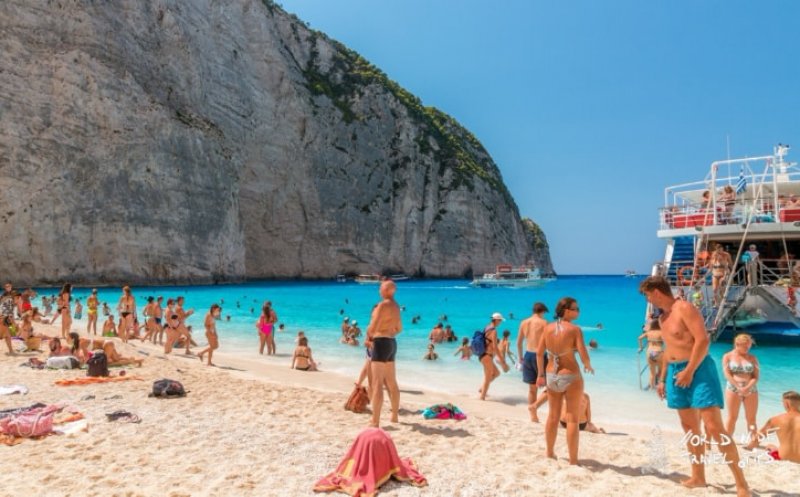Alertă în Grecia! O nouă variantă de COVID se răspândește rapid printre turiști