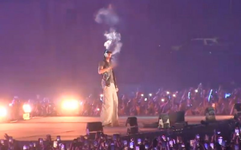 Celebrul rapper Wiz Khalifa și-a aprins un joint pe scena unui festival din România. A fost sălatat de polițiști