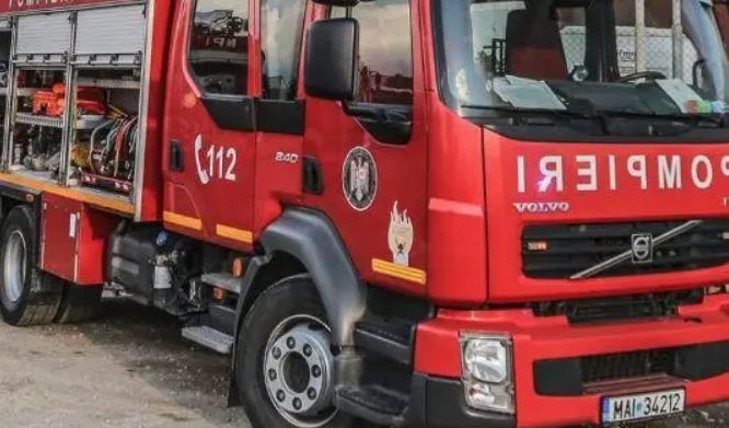 Cluj: Incendiu la un transformator electric. Pompierii au intervenit
