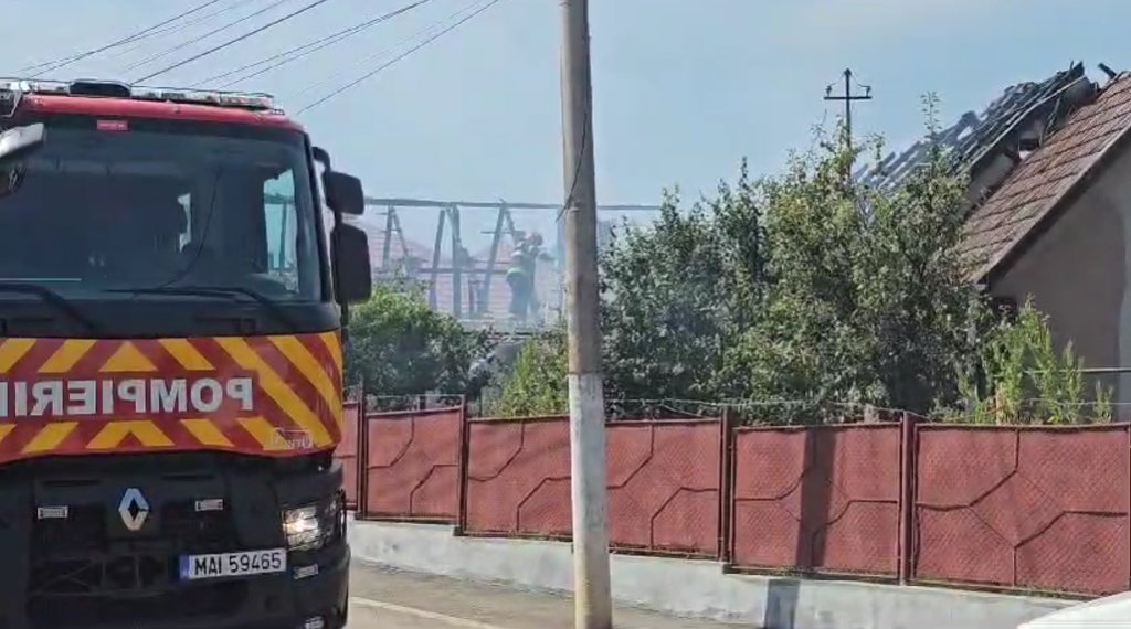 INCENDIU puternic în Cluj: Două case, cuprinse de flăcări / O persoană este consultată medical