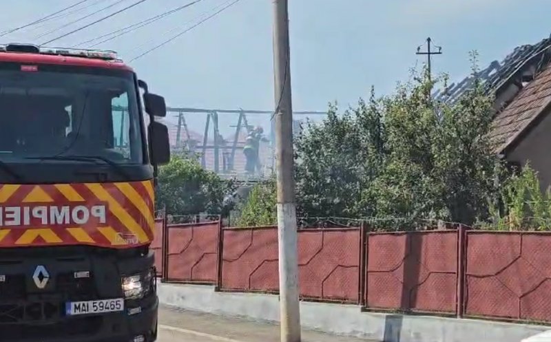 INCENDIU puternic în Cluj: Două case, cuprinse de flăcări / O persoană este consultată medical