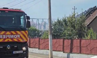 INCENDIU puternic în județul Cluj: Două case, cuprinse de flăcări / O persoană este consultată medical