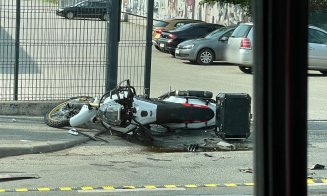 ACCIDENT între două mașini și o motocicletă, în Cluj-Napoca. Trei victime, transportate la spital