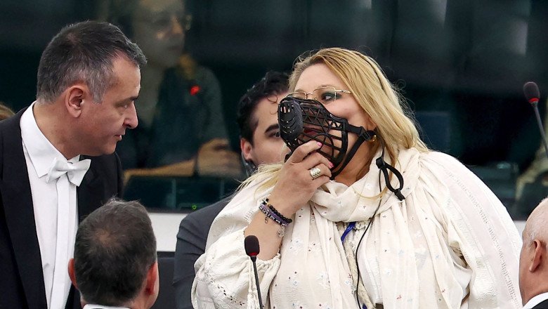 Diana Șoșoacă a făcut circ în Parlamentul European: și-a pus botniță și a fost scoasă cu forța din sală: „Casa Satanei e aici la Bruxelles”