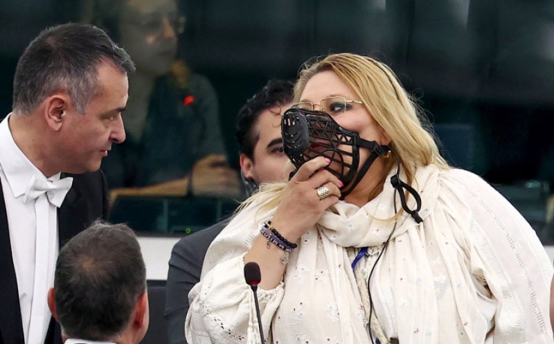Diana Șoșoacă a făcut circ în Parlamentul European: și-a pus botniță și a fost scoasă cu forța din sală: „Casa Satanei e aici la Bruxelles”