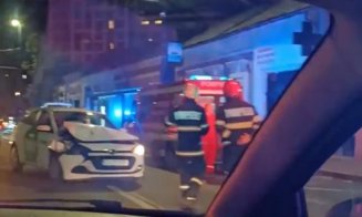 ACCIDENT pe Moților spre Mănăștur. Mașină Bolt, "șifonată" serios în urma impactului/ A intervenit SMURD-ul