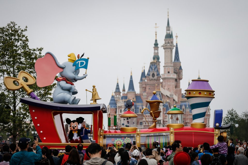 Probleme în „paradis”. Angajaţii Disneyland votează pentru grevă